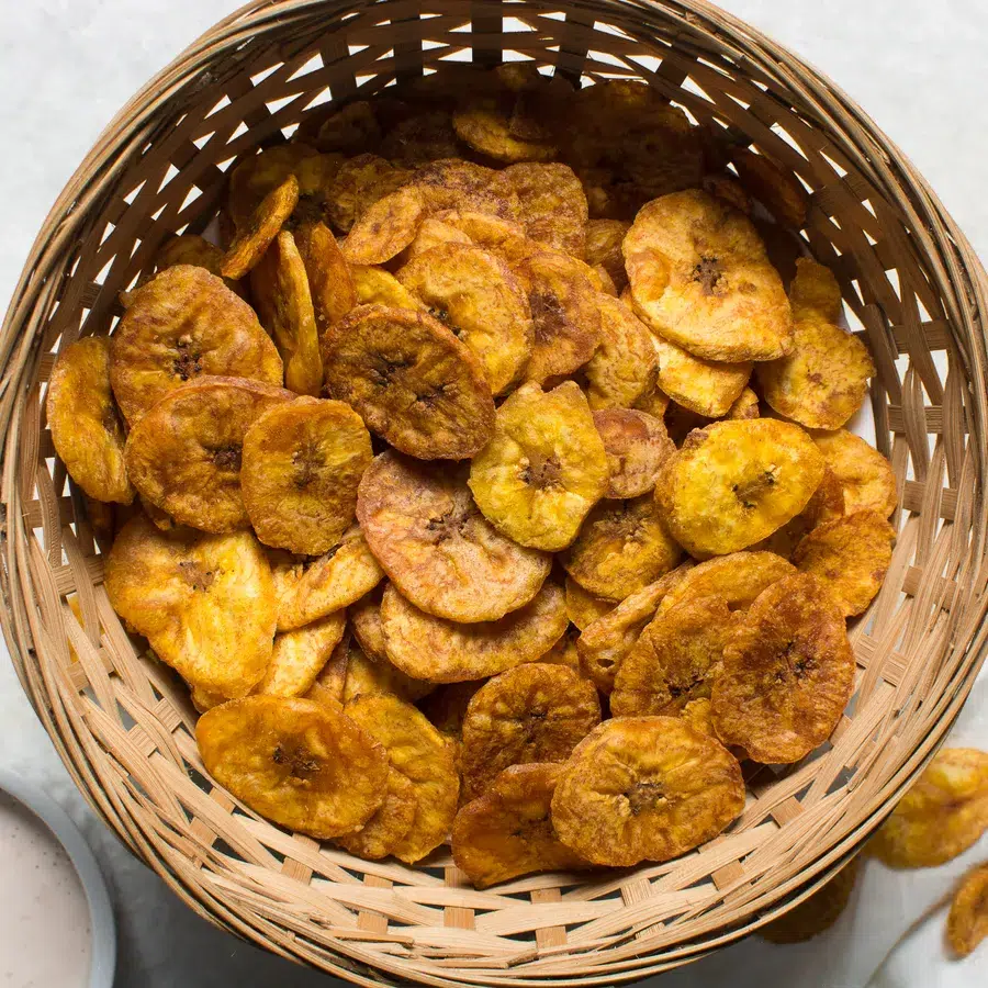Chips de bananes plantains dans un panier