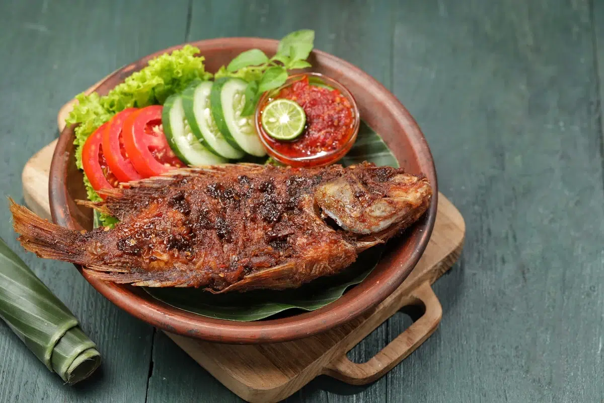 Poisson grillé avec légumes et sauce