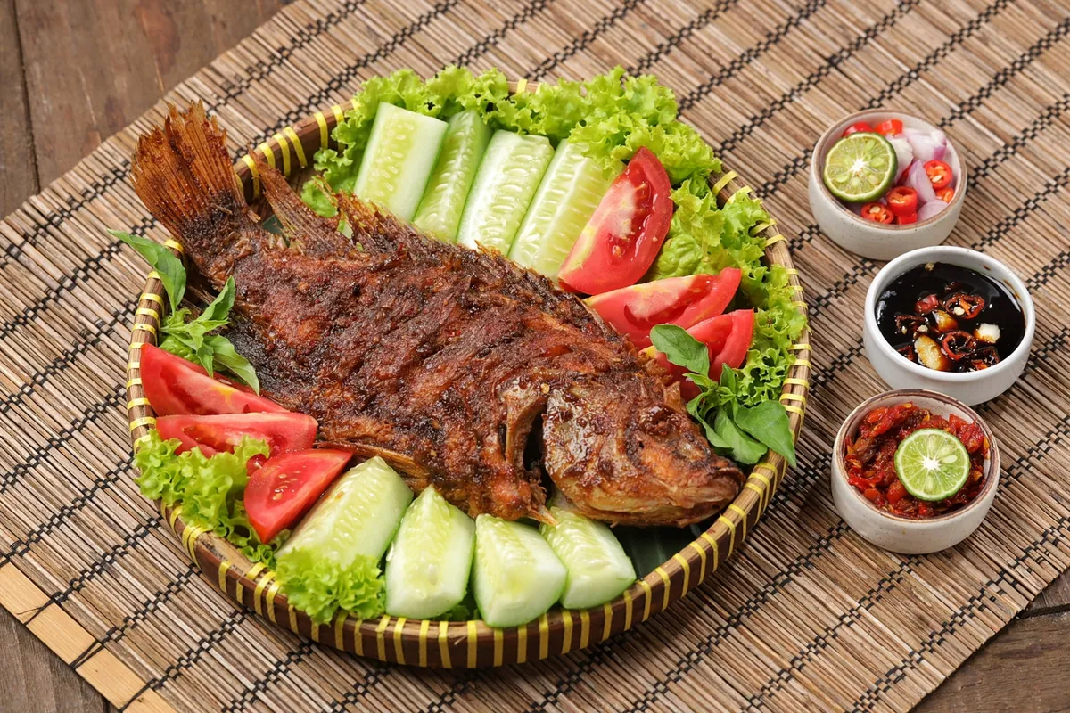Poisson grillé avec légumes et sauces