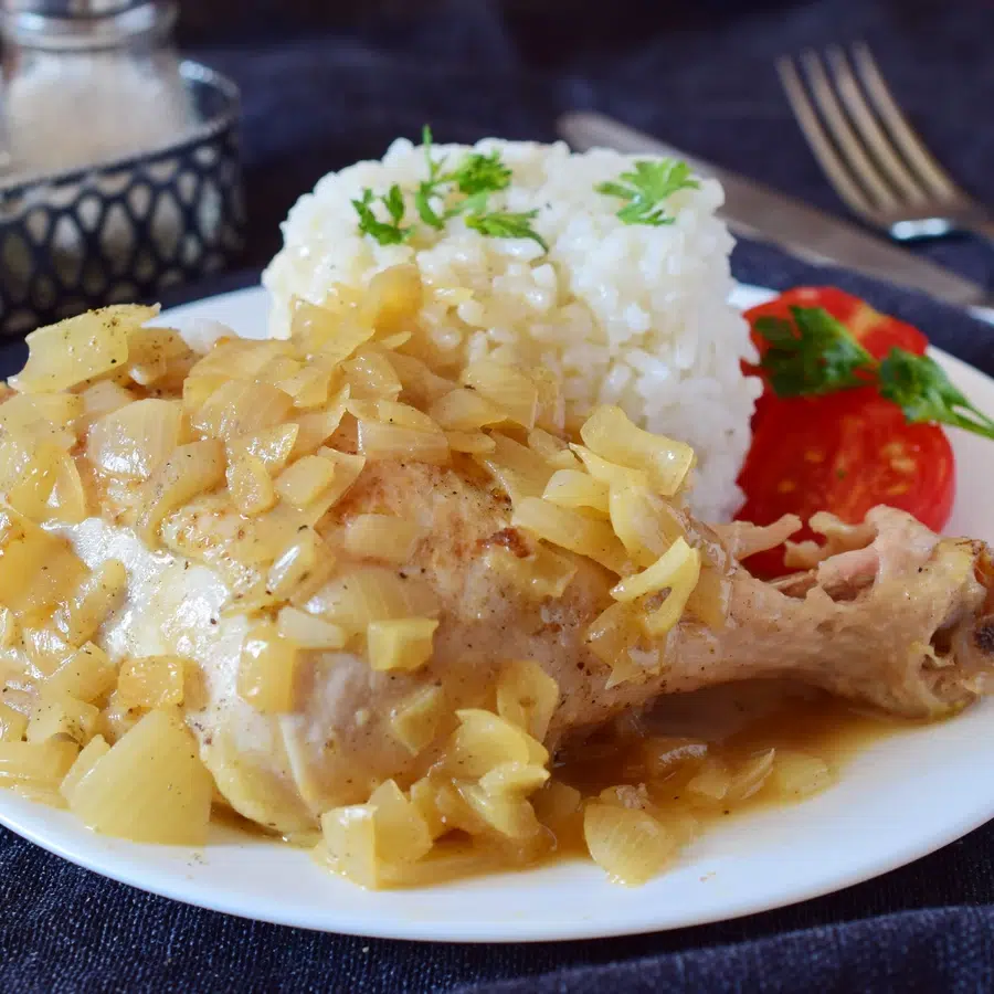 Poulet avec sauce aux oignons et riz