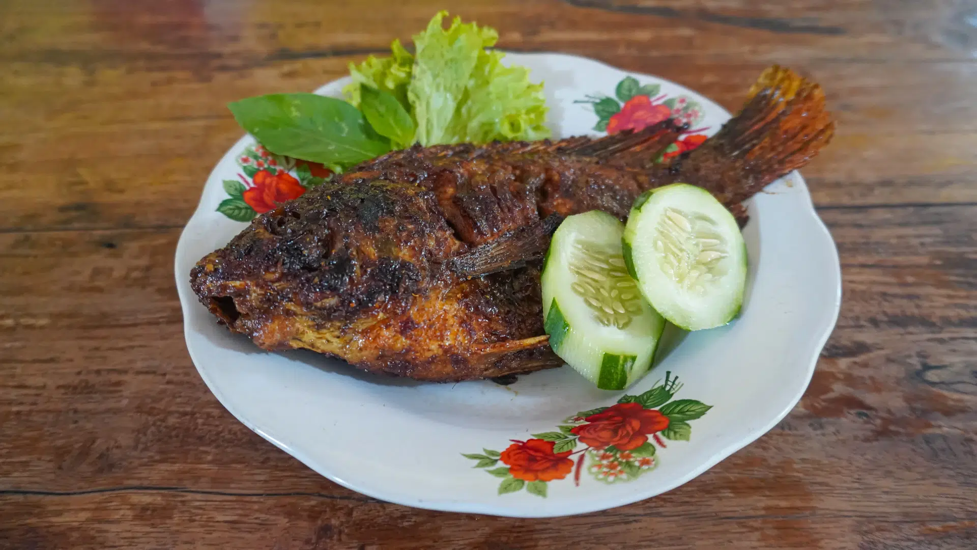 Poisson grillé avec légumes verts