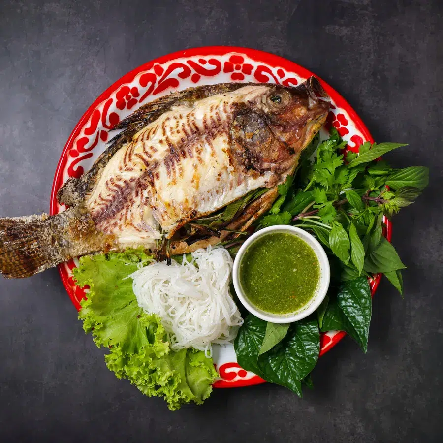 Plat de poisson grillé avec herbes