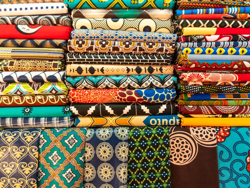Tissus colorés aux motifs africains empilés