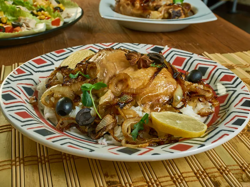 Poulet rôti avec oignons et riz