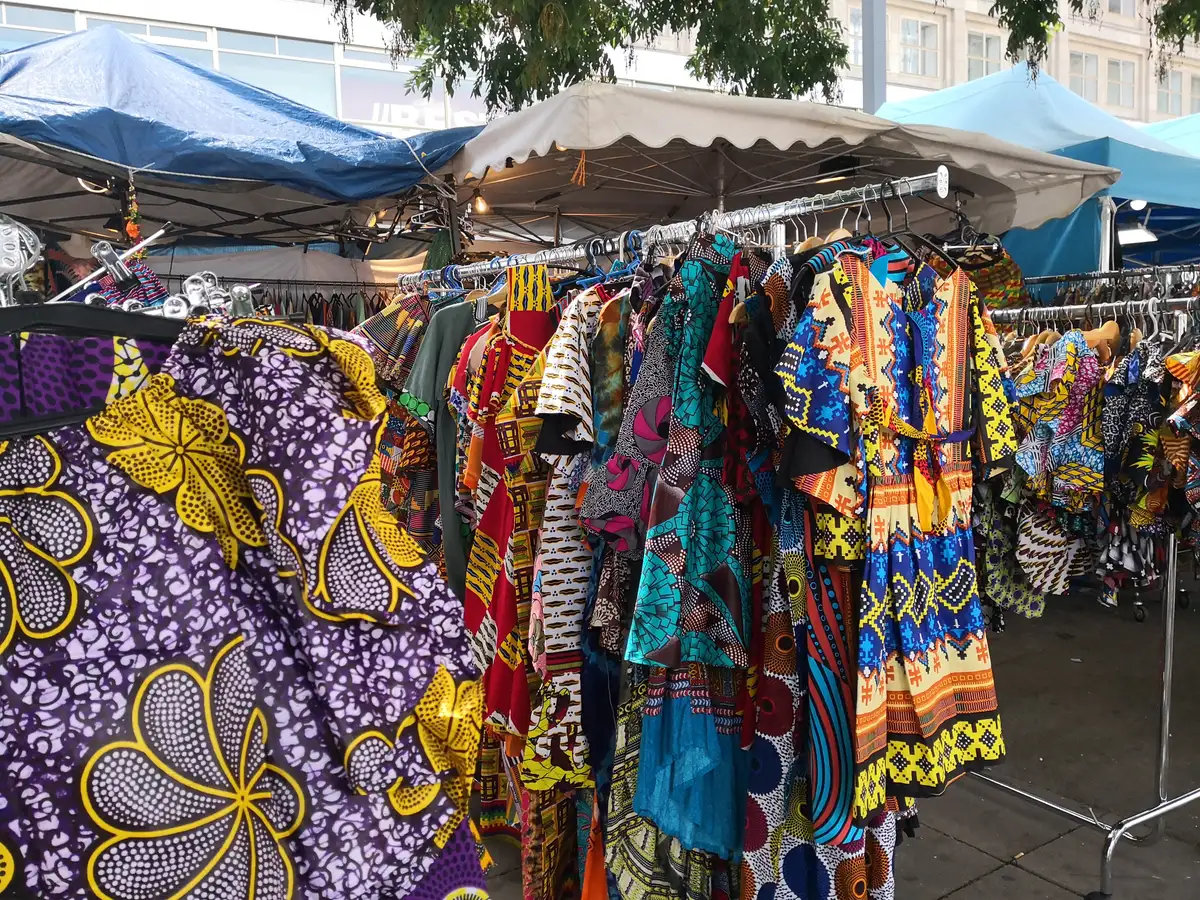 Marché de vêtements colorés sous des tentes