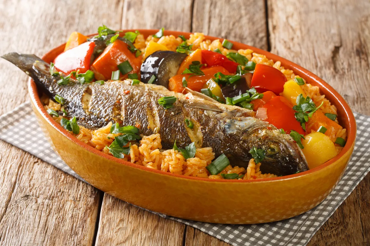 Poisson rôti avec riz et légumes