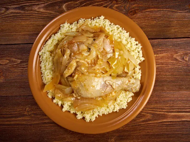 Poulet aux oignons sur couscous