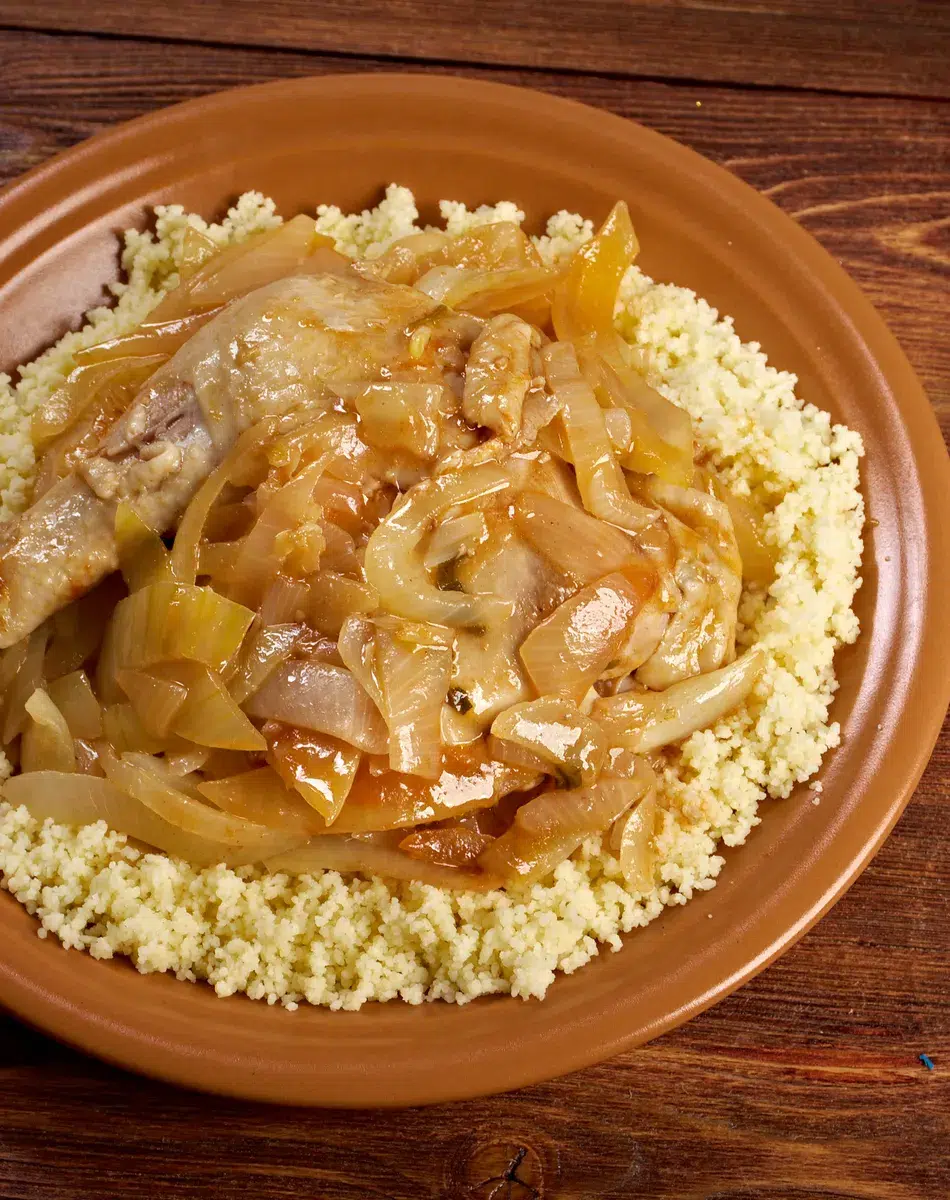 Plat de couscous avec poulet et oignons