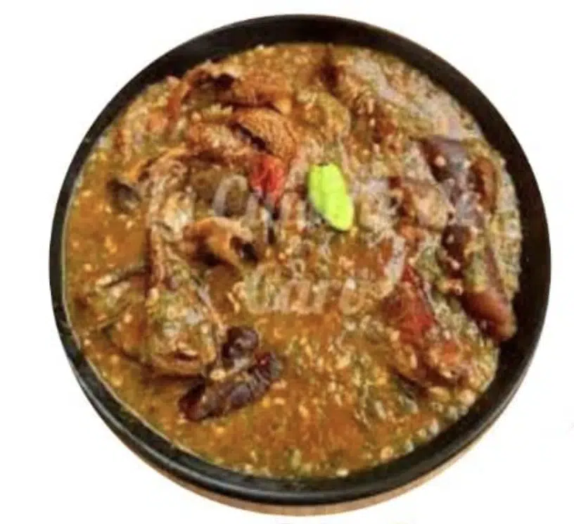 Soupe d'okra avec viande dans un bol