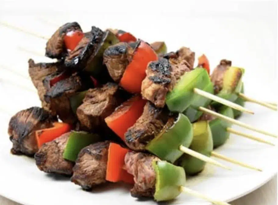 Brochettes de viande et légumes grillés
