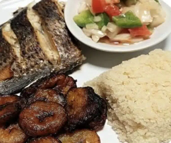 Plat de poisson grillé, bananes plantains, légumes