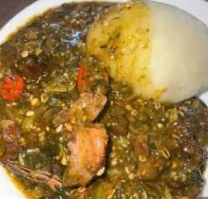 Plat de soupe okra avec viande et fufu