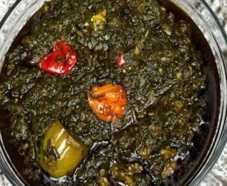 Plat de sauce verte avec piments