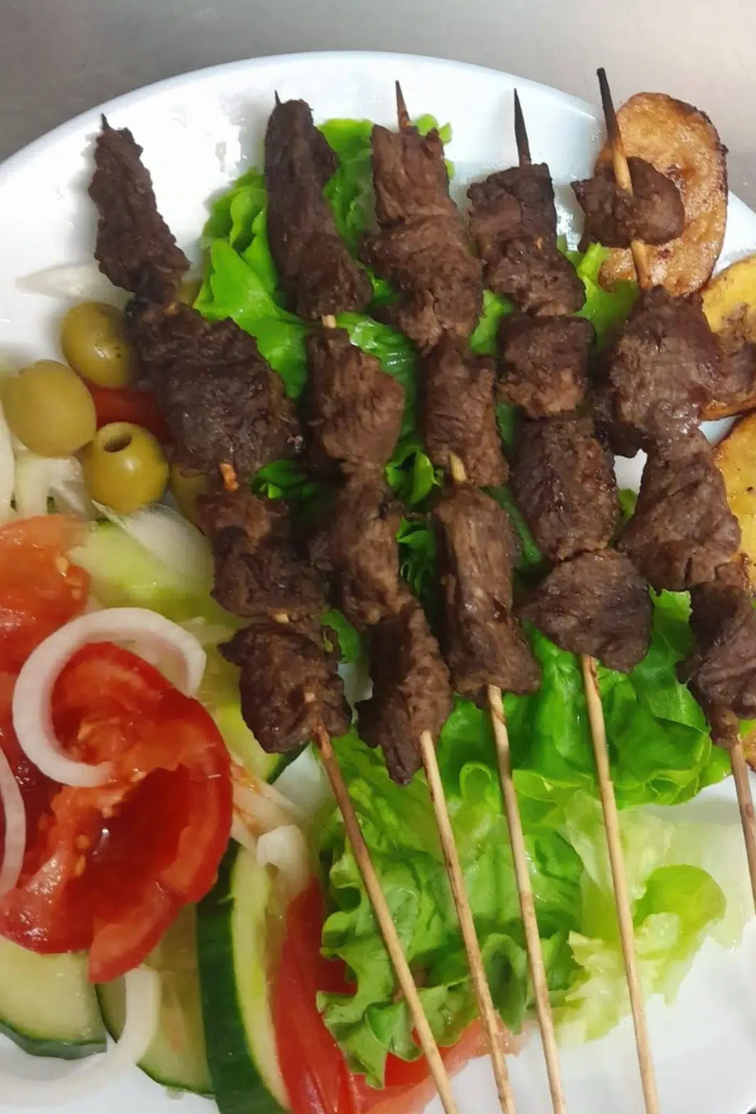 Brochettes de viande avec salade
