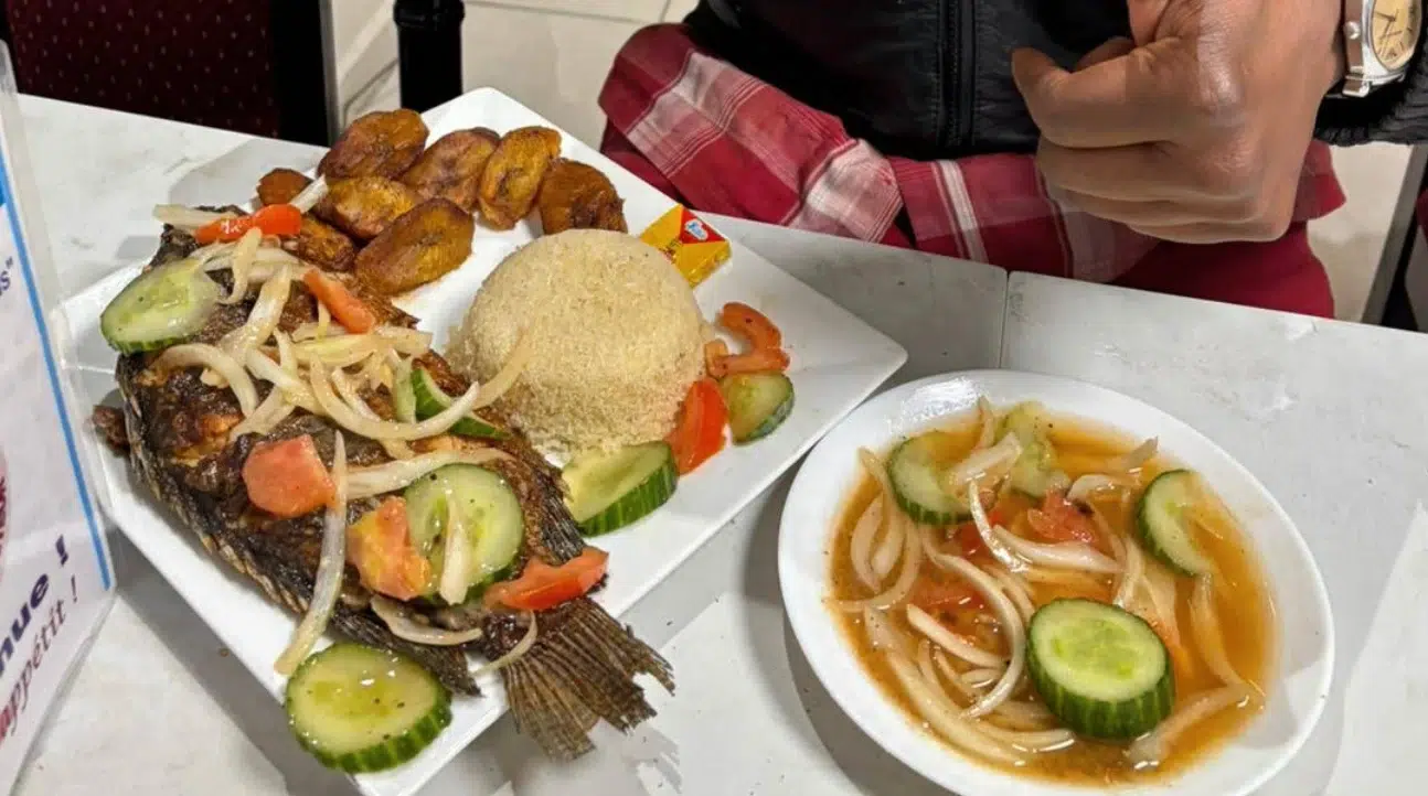 Plat de poisson grillé avec légumes et bananes plantains